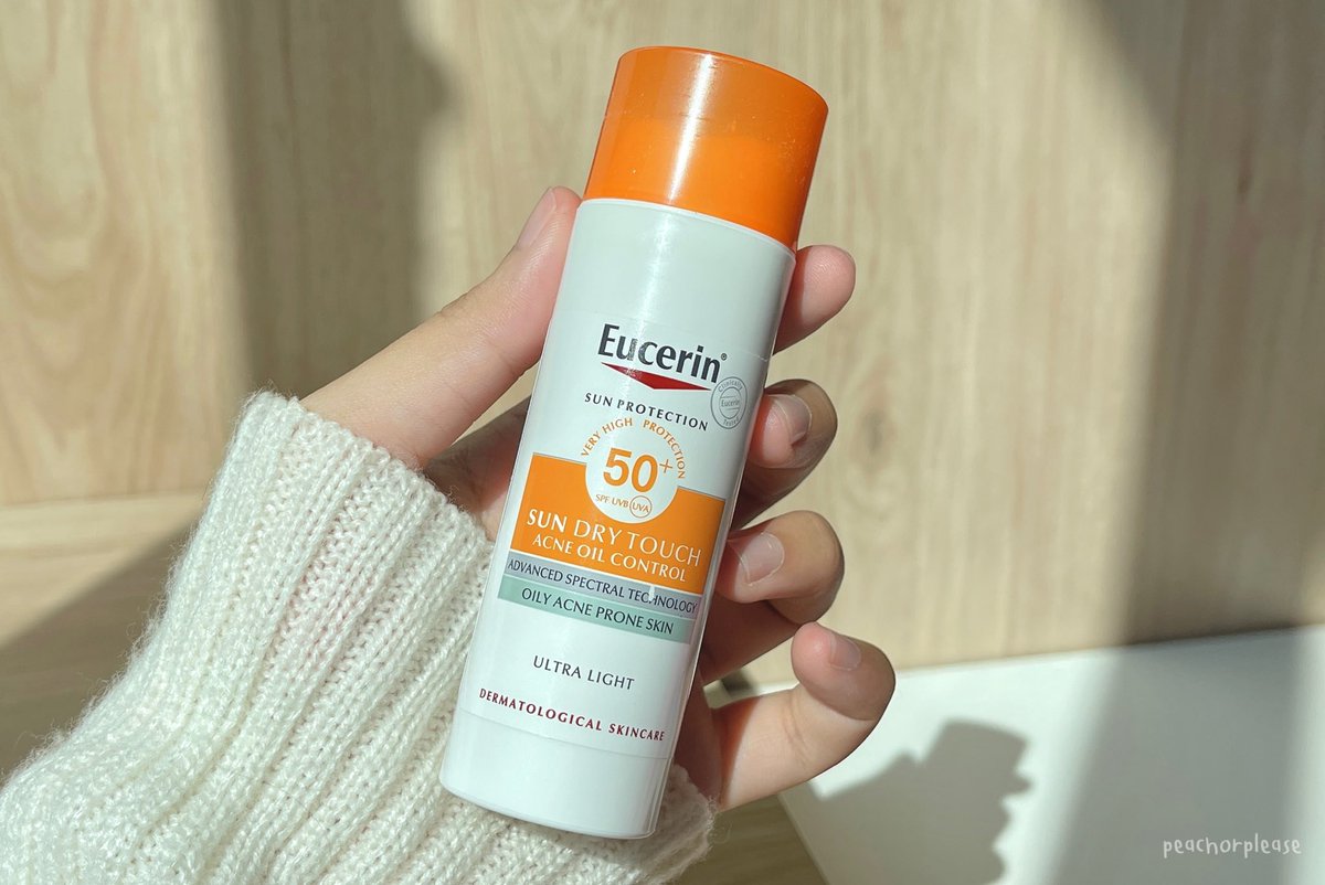 ที่สุดกันแดดสำหรับผิวมัน ใช้มาหลายหลอดแล้วตัวนี้!! Eucerin Sun Dry Touch ตัวนี้ป้องกันสูงสุดๆ แถมปกป้องครบทุกรังสี UVA UVB เลย ที่สำคัญที่ชอบเลยนะ เพราะเขาป้องกันได้ถึงช่วง แสงสีฟ้า เลย เพราะแสงสีฟ้าคือน่ากลัวมากกก ทำร้ายผิวลึกกว่ารังสี UV ทำให้เกิดริ้วรอยก่อนวัย หน้าหมอง แล้วก็พวกจุดด่างดำด้วย แต่ตัวนี้เค้ากันได้ครบเพราะเขามี AOX ตัวจึ้งแบบ Licochalcone A มาช่วยปกป้องค่าา 

ซึ่งตัวนี้ทา 2 ข้อนิ้วแต่เหมือนไม่ได้ทา เนื้อดีมาก ซึมเร็วแห้งไว สบายผิวสุด  ไม่อุดตันผิว สิวไม่ขึ้นเพิ่มด้วย คุมมันนาน 12 ชั่วโมง  ผิวมันแบบเราชอบมาก กันน้ำกันเหงื่อดีอีก ใครผิวมัน หากันแดดเริ่ดๆ ปกป้องเอาอยู่ แนะนำตัวนีจริงๆ

พิกัด : https://t.co/isB0GvOQ05

#รีวิวจริงใช้จริง #รีวิวสกินแคร์ #EucerinThailand #EucerinSunDryTouch #ครีมกันแดด