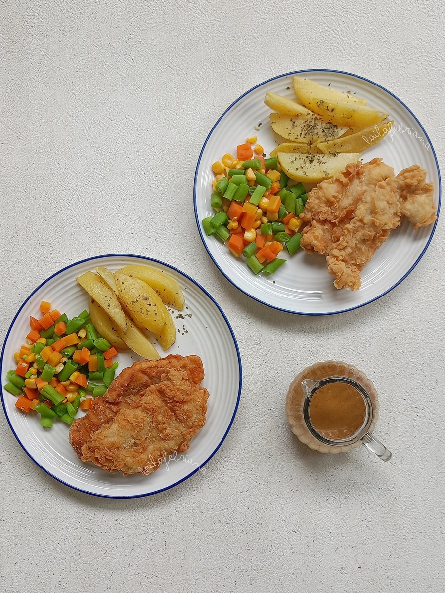 fullwijsmanII's tweet image. ✨PAP maksi✨

🍗 Chicken crispy 
🥗 Mix veggies
🍟 Potato wedges
🥫 Brown sauce

Semalem ada yg ngode pengen makan ke WS. Aku cek freezer ternyata masih punya ayam fillet, paginya sat set beli sayur sama kentang. Siang ini dah bisa makan ala Waroeng Steak 😆😆 ❤️