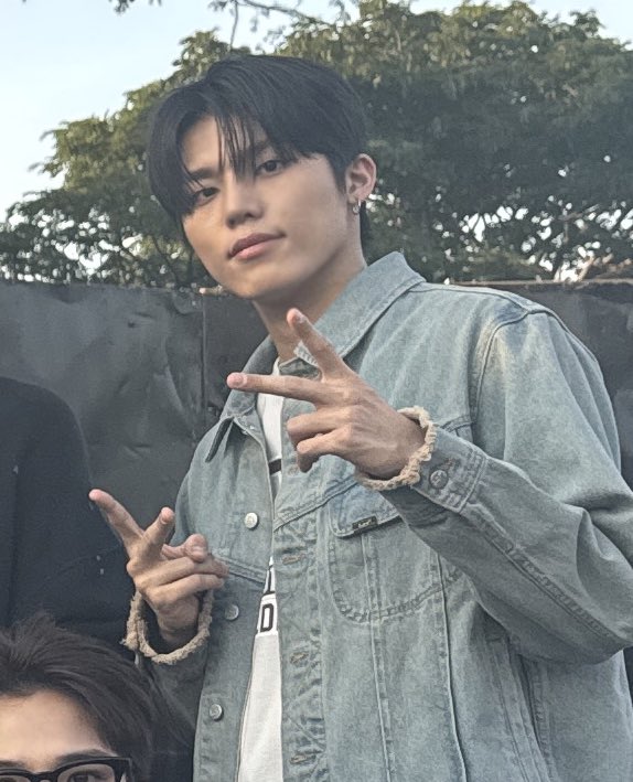 PARK JEONGWOO IS SO HANDSOME AAAAHHH #박정우