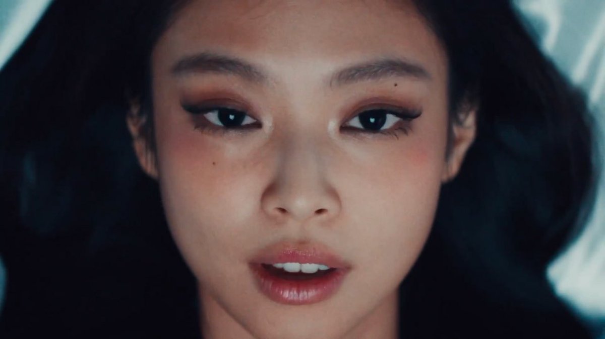 JENNIE NEWS tweet media