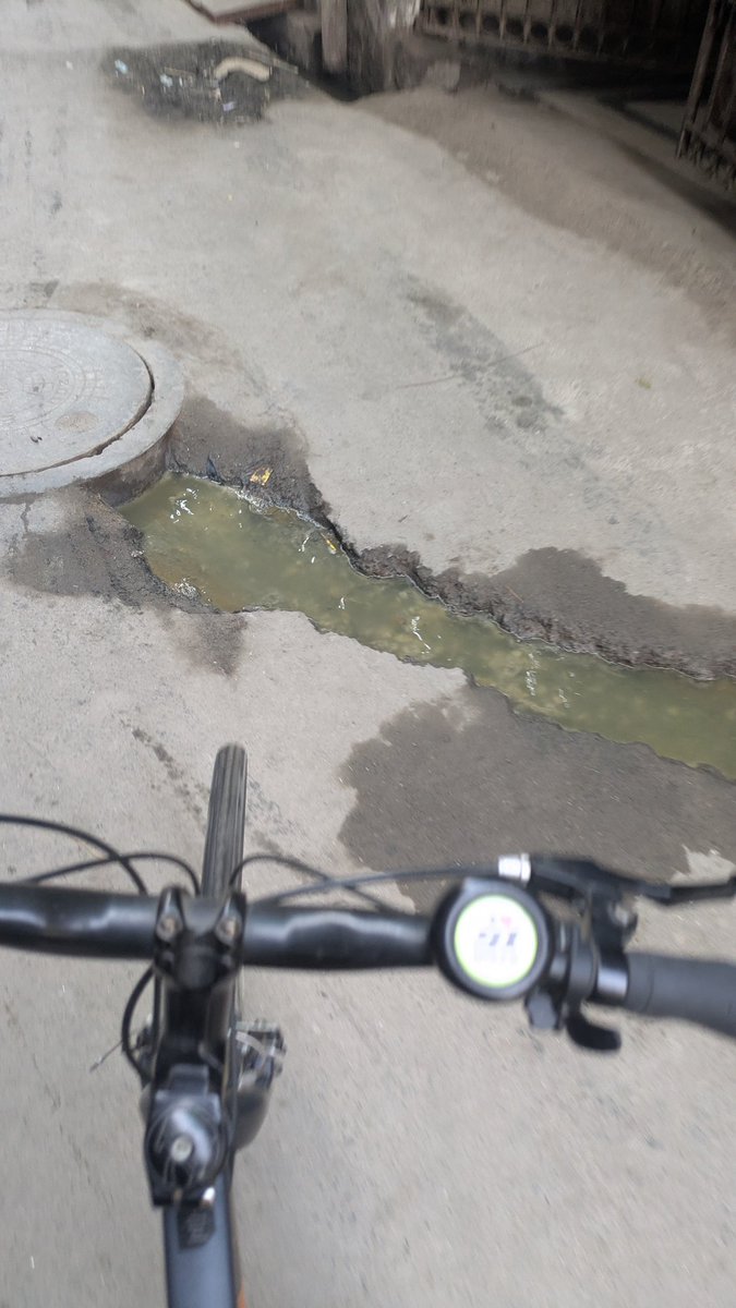 squatsquads77's tweet photo. मैं अघापुर, सेक्टर 41 में नाले की लगातार समस्याओं के बारे में लिख रहा हूँ। पिछले एक महीने से हमें नाले की लीकेज, बुलबुले और अवरुद्धता का सामना करना पड़ रहा है। हमने जेई और अतिरिक्त टीम को कई बार शिकायत की है, लेकिन कोई समाधान नहीं आया।  यह स्थिति न केवल असुविधाजनक है. #Noida https://t.co/Y5OFjtISN0