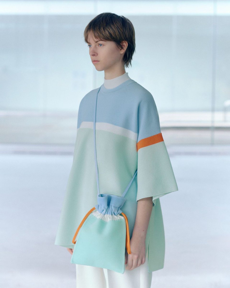 wwd_jp's tweet photo. 【ニュース】「CFCL」が金沢21世紀美術館のスタッフユニホームを制作　開館20周年にあわせて
https://t.co/WVfNjhOnrS https://t.co/qlaWueDNw8