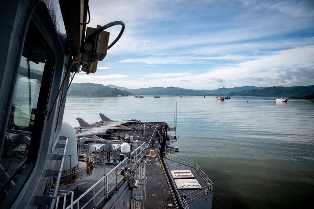 French_CSG's tweet photo. #CLEMENCEAU25, les unités du groupe aéronaval 🇫🇷 ont accosté le 28 janvier à Bali et Lombok. Une escale inédite pour le Charles De Gaulle en 🇮🇩 !
The assets of the #French_CSG berthed on January 28 in Bali and Lombok. An unprecedented stopover for the Charles De Gaulle in 🇮🇩! https://t.co/3T6uuALWJ0