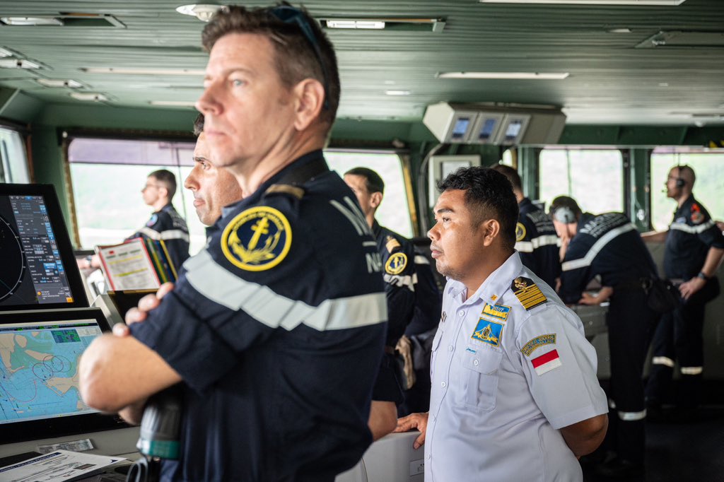 French_CSG's tweet photo. #CLEMENCEAU25, les unités du groupe aéronaval 🇫🇷 ont accosté le 28 janvier à Bali et Lombok. Une escale inédite pour le Charles De Gaulle en 🇮🇩 !
The assets of the #French_CSG berthed on January 28 in Bali and Lombok. An unprecedented stopover for the Charles De Gaulle in 🇮🇩! https://t.co/3T6uuALWJ0