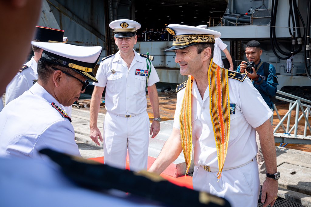 French_CSG's tweet photo. #CLEMENCEAU25, les unités du groupe aéronaval 🇫🇷 ont accosté le 28 janvier à Bali et Lombok. Une escale inédite pour le Charles De Gaulle en 🇮🇩 !
The assets of the #French_CSG berthed on January 28 in Bali and Lombok. An unprecedented stopover for the Charles De Gaulle in 🇮🇩! https://t.co/3T6uuALWJ0