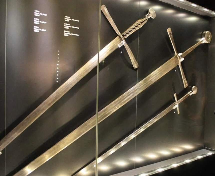 Mᴀssive Swords of Hungarian origin dating back to the 14th Century AD, now on display at the Topkapi Museum in Istanbul 🇹🇷 The biggest in the middle is 270cm long. Human for
