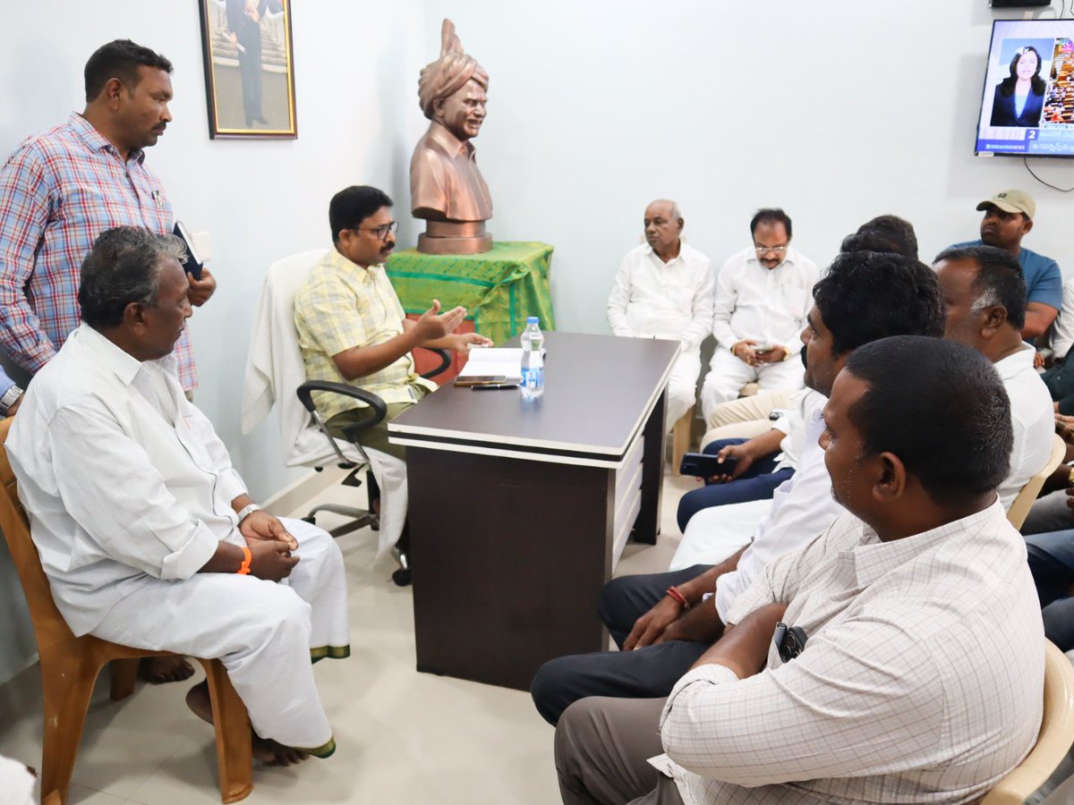 AudimulapSuresh's tweet photo. నేడు సింగరాయకొండ క్యాంపు కార్యాలయంలో నియోజకవర్గ నాయకులు, కార్యకర్తలతో సమావేశమైన మాజీ మంత్రివర్యులు, వైయస్ఆర్ సీపీ PAC సభ్యులు, కొండేపి నియోజకవర్గ ఇంఛార్జి డాక్టర్ ఆదిమూలపు సురేష్ గారు.
@ysjagan
@YSRCParty
#TeamAudimulapuSuresh
#KondapiConstituency
#KondapiYSRCP https://t.co/9qqUJ81vRK