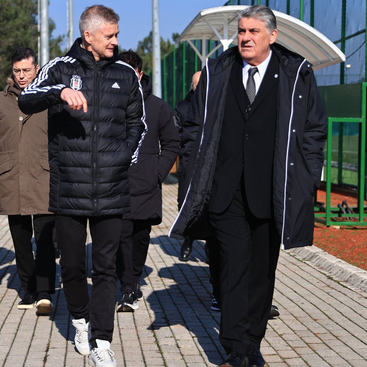HaberKartali's tweet photo. Maçın ardından Serdal  Adalı, soyunma odası koridorlarına inerek Ole Gunnar Solskjaer ile görüştü.

Adalı, Solskjaer'e destek ve moral verdi. (Kartal Yiğit) https://t.co/Y5VuGcVj9e