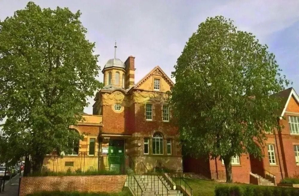 Forest Hill Library is open seven days a week.

Come find us at Dartmouth Road, Lewisham, SE23 3HZ 

Monday: 9am - 7.30pm
Tuesday: 9am - 7.30pm
Wednesday: 9am - 7.30pm
Thursday: 9am - 7.30pm
Friday: 9am - 5pm
Saturday: 10am - 4pm
Sunday: 10am - 4pm

buff.ly/3izWnCJ