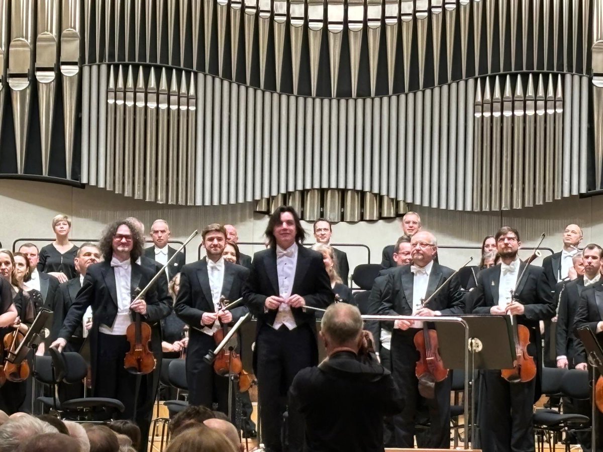 PLinSlovakia's tweet photo. 🎼Historická Koncertná sieň Slovenskej filharmónie včera večer hostila výnimočný koncert pri príležitosti historickej udalosti. 
Diela Mieczysława Karłowicza a Ludwiga van Beethovena otvorili v slovenskom hlavnom meste polročné predsedníctvo Poľska v Rade Európskej únie. 
🇪🇺🇵🇱 https://t.co/hndmEWaURU