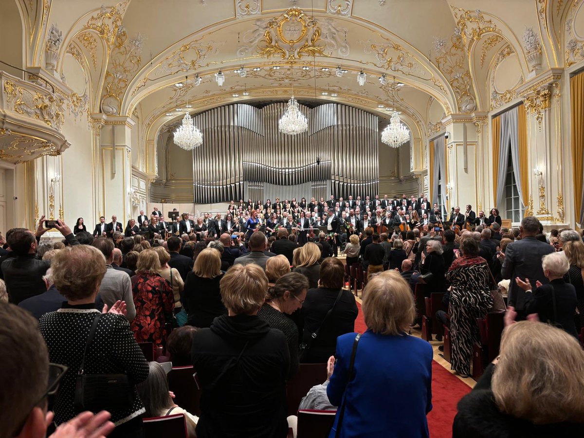🎼Historická Koncertná sieň Slovenskej filharmónie včera večer hostila výnimočný koncert pri príležitosti historickej udalosti. 
Diela Mieczysława Karłowicza a Ludwiga van Beethovena otvorili v slovenskom hlavnom meste polročné predsedníctvo Poľska v Rade Európskej únie. 
🇪🇺🇵🇱