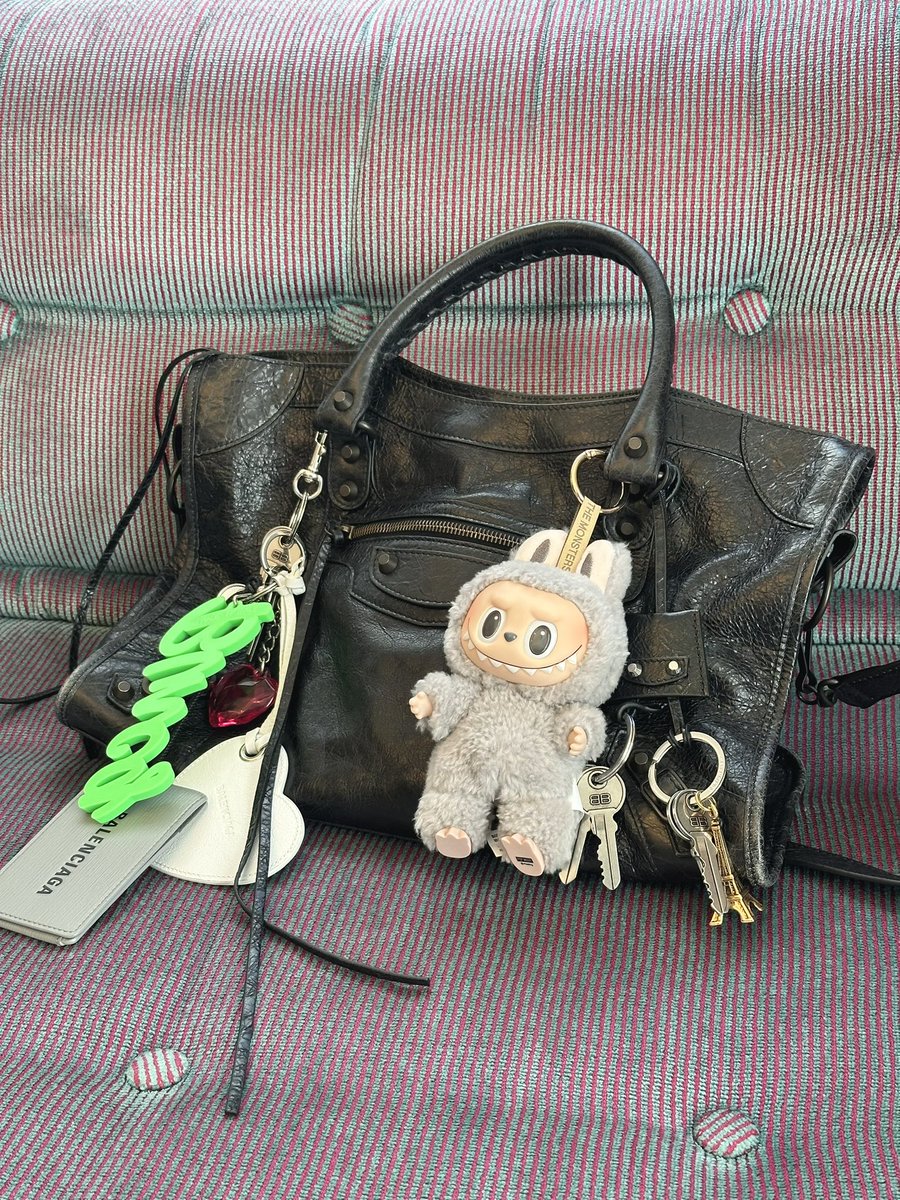 今日はラブブつけてお出かけしてきた? BALENCIAGAのLE CITYにチャーム 