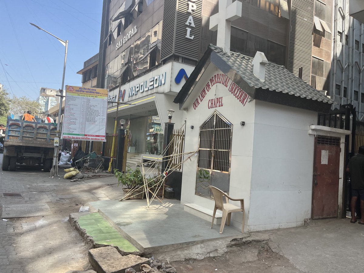 ⁦<a href="/mybmc/">माझी Mumbai, आपली BMC</a>⁩ 

Garage Galli, near Pacific Plaza opposite Om Gopal a Chappel extended onto footpath since past 2 years, causing hindrance to traffic in narrow lane
