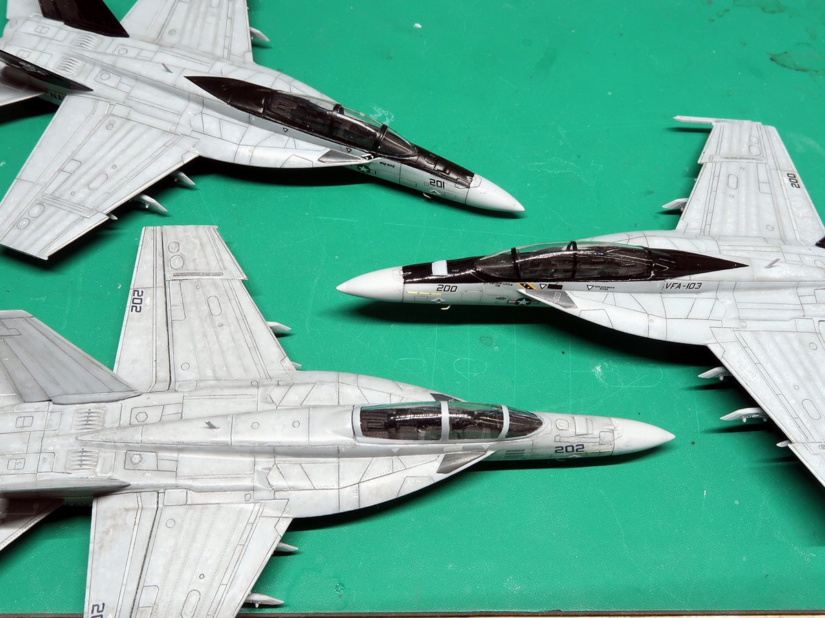 エフトイズ 1/144 ハイスペ vol.7
スーパーホーネットファミリー2
製作その35 風防周り

①風防爪切り後に割れ発見
②A機の黒帯をグロスにしてみる
③C機はセミグロス+アシタのデーカル失敗
④現状。黒帯はセミグロが無難か

デカールあちこち崩壊したので来週は修正地獄よ🙄

#144スケモ
#エフトイズ