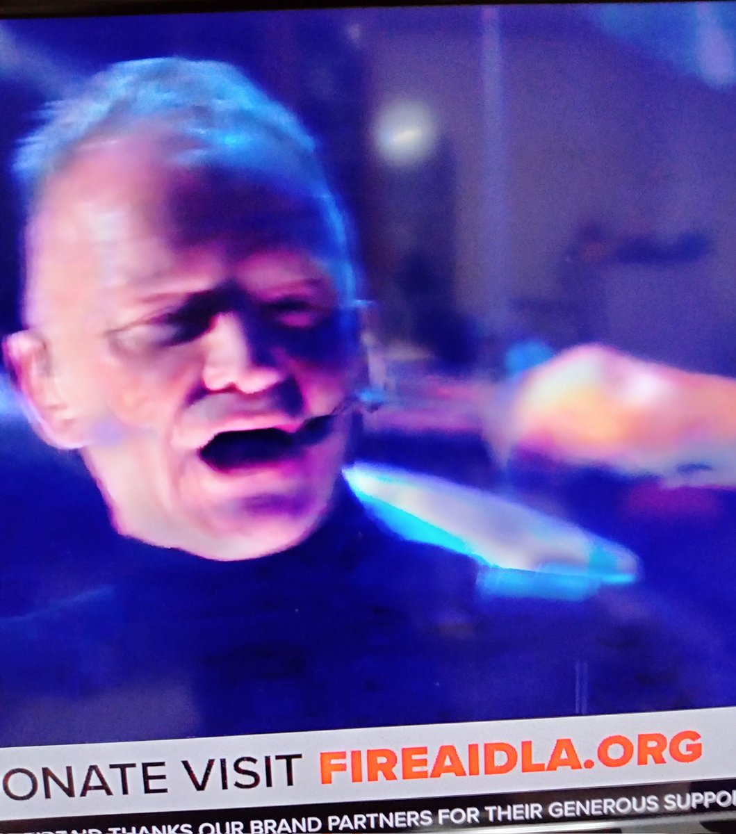 #fireaid スティング唄ってる💕