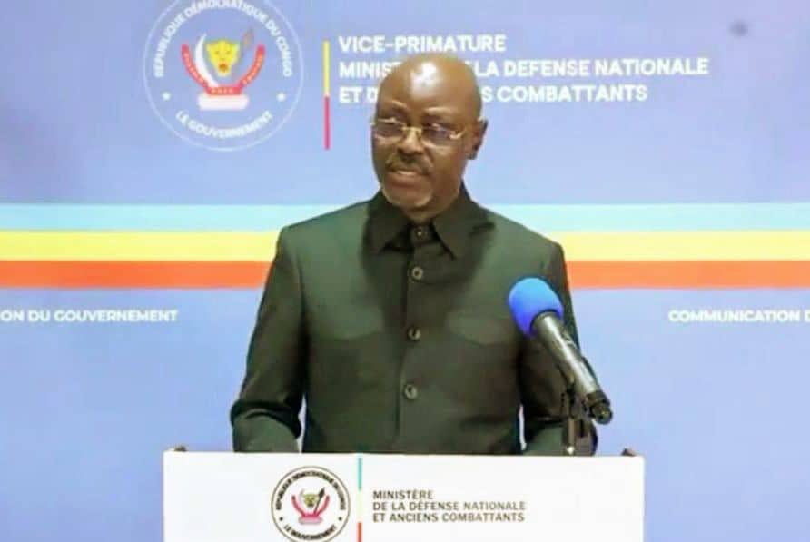 VPM DÉFENSE qui ne maîtrise ne fut ce que la géographie de pays,et nous nous attendons à voir un résultat.
Incapable même de bien tricher.
Nous n’avons pas de mer au congo sur laquelle faire une guerre monsieur. Même à Goma il n’existe que le lac.
Le peuple se meurt bon sang.