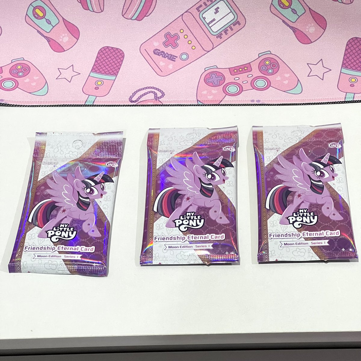 imnayeonshyshy's tweet photo. ตามหาการ์ด My Little Ponyในเซเว่นยากยิ่งกว่างมเข็มในมหาสมุทร เห็นแล้วต้องรีบเก็บหมดเลย 3 ซอง แล้วคือการ์ดสวยมากกน่ารักแบบก.ไก่ล้านตัว เปิดมาไม่ซ้ำกันเลย ถือว่าเลิศนะคะ จะตามเก็บให้ครบ 154 แบบเลยคอยดู😆 สาธุขอซีเคร็ทให้หนูบ้าง🙏🏻
พิกัด7-11 ซองละ89฿ จ้า
#การ์ดสะสม #Littleponycard https://t.co/uEtG5oEJ4X