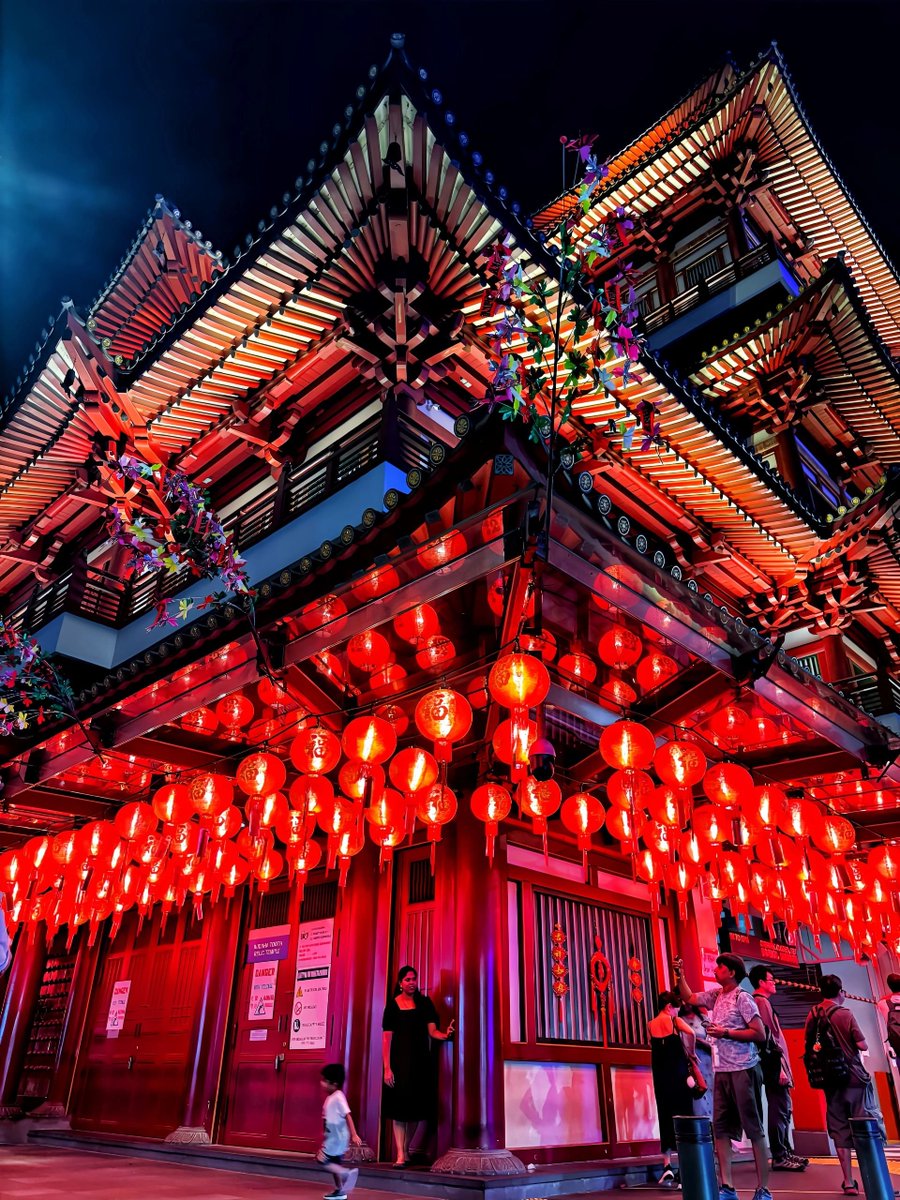 ftfxrcc's tweet image. The Buddha Tooth Relic Temple is decorated with lights during the New Year