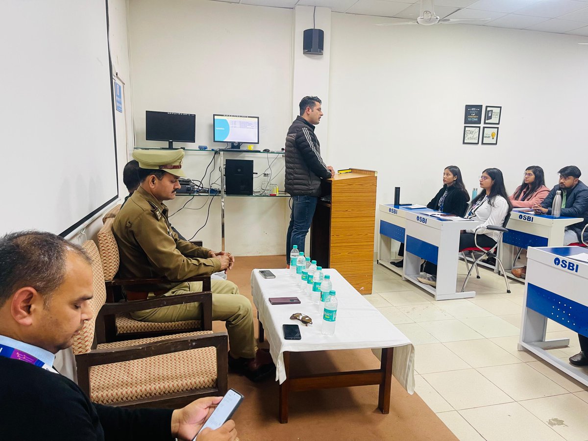 agrapolice's tweet photo. #CyberCellAgra द्वारा साइबर जागरूकता अभियान के अन्तर्गत SBI ट्रेनिंग सेंटर पर विभिन्न तरीकों से घटित होने वाले साइबर अपराधों एवं बचाव से संबन्धित जानकारी दी गयी। साथ ही, आमजन को साइबर सुरक्षा के प्रति जागरूक करने हेतु आवश्यक सुझाव दिए गए।
#CyberSafety
#UPPolice https://t.co/Er3B9IBURp
