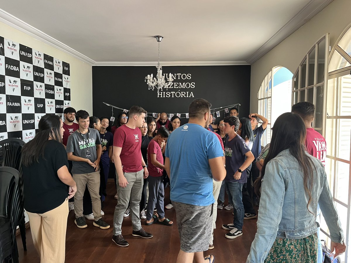 PrLuisGoncalves's tweet photo. Manhã de pregação e testemunho forte com os colportores estudantes #Valentes da APLAC em Sobradinho, Brasília-DF. A pregação através da literatura é muito eficaz e fará a diferença nos últimos dias, antes da volta de JESUS! @evandro.vargas10 @chegamaispertooficial https://t.co/Vwp2YRdd08