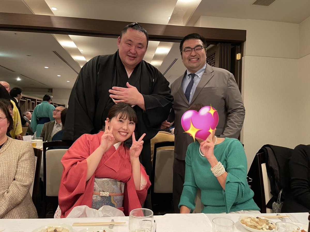 sweetmyaaa's tweet photo. 片男波 千秋楽パーティー
安定の玉鷲🦅熊親方🐻
たまさんが着物きせてくださり、千秋楽とても楽しかった🥰
初めましてもあり、お会いできた方々ありがとうございました♡

見事 一番乗りで当てた甘夏みかん、キャリーにも入れられず重たかったけど、ちゃんと名古屋に持って帰りました🤭笑 https://t.co/Vjks07kU4B