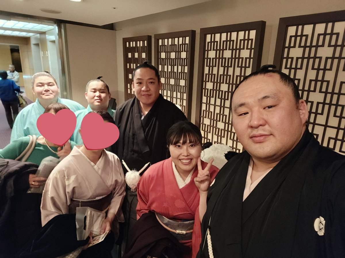 sweetmyaaa's tweet photo. 片男波 千秋楽パーティー
安定の玉鷲🦅熊親方🐻
たまさんが着物きせてくださり、千秋楽とても楽しかった🥰
初めましてもあり、お会いできた方々ありがとうございました♡

見事 一番乗りで当てた甘夏みかん、キャリーにも入れられず重たかったけど、ちゃんと名古屋に持って帰りました🤭笑 https://t.co/Vjks07kU4B
