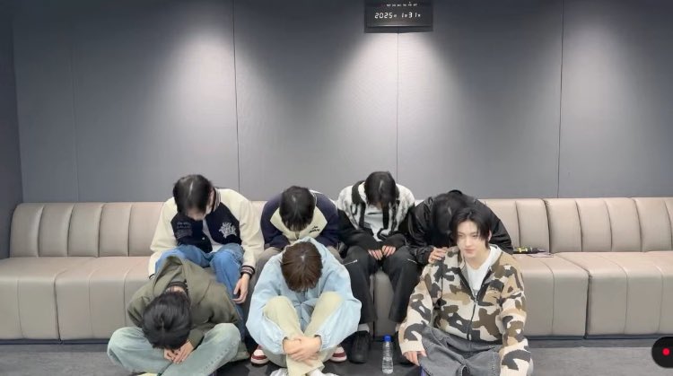 kfpshon's tweet image. KickFlip apologized for “not knowing” the choreo of cheer up. Well I hope y’all are happy 🫠