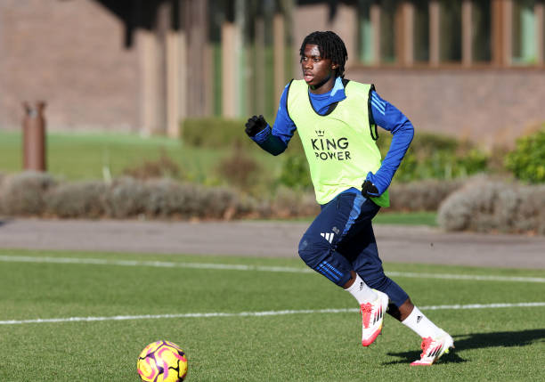 🦊💎La joya de #LCFC Jeremy Monga, entrena con el primer equipo en la previa del partido ante Everton.
Ruud van Nistelrooy pudo observar al joven extremo, ante la falta de refuerzos en esa posición, podria tener una oportunidad.