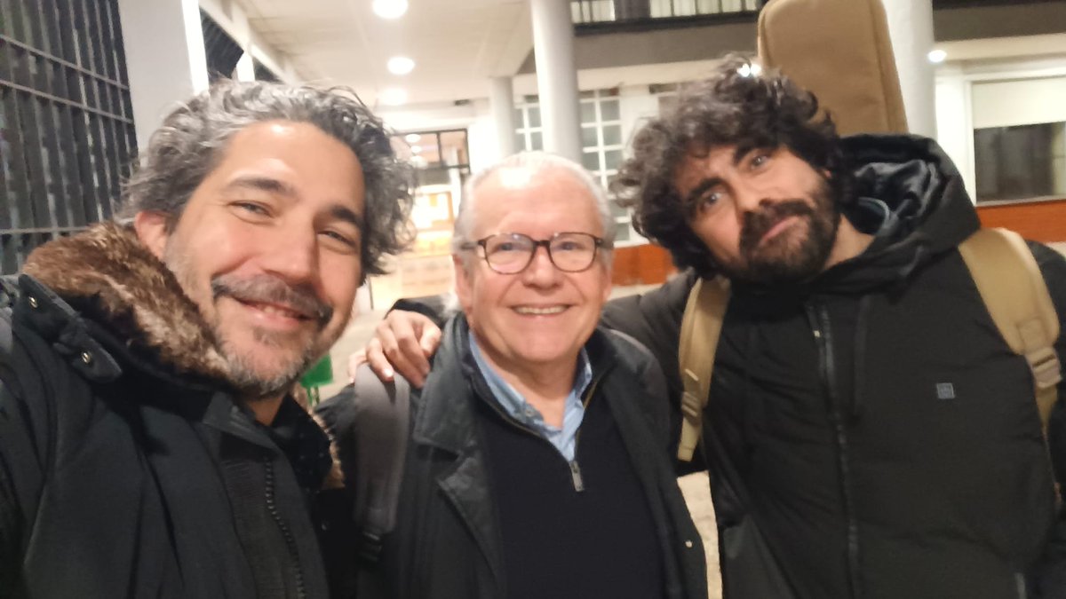 MÁGICO PODER
Tarde mágica en la presentación de mi libro de poemas en el Aula de la Experiencia. Gracias a su Director, Jesús D. Platas y a Gonzalo, al generoso público, a Botica de Lectores, a HUERGA y FIERRO, a A. Acedo por su presentación y a Jesús Albarrán, por sus canciones