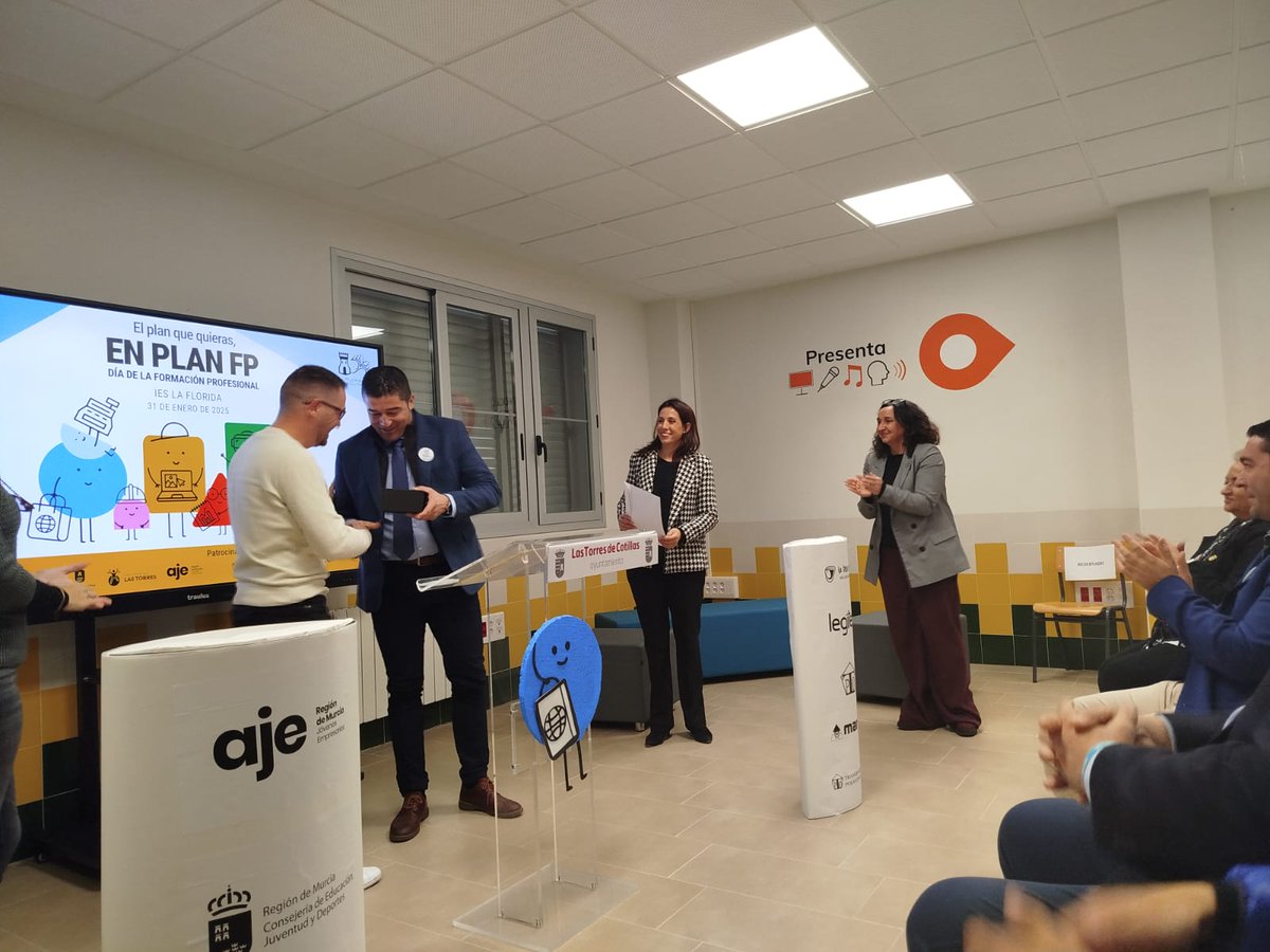 Inauguramos el Aula Ateca del IES La Florida de Las Torres de Cotillas, un nuevo espacio tecnológico para 
que los alumnos desarrollen aprendizaje activo y colaborativo, aprendizaje entre equipos, retos compartidos y trabajen con las TIC.

El director general  Luis Quiñonero ha