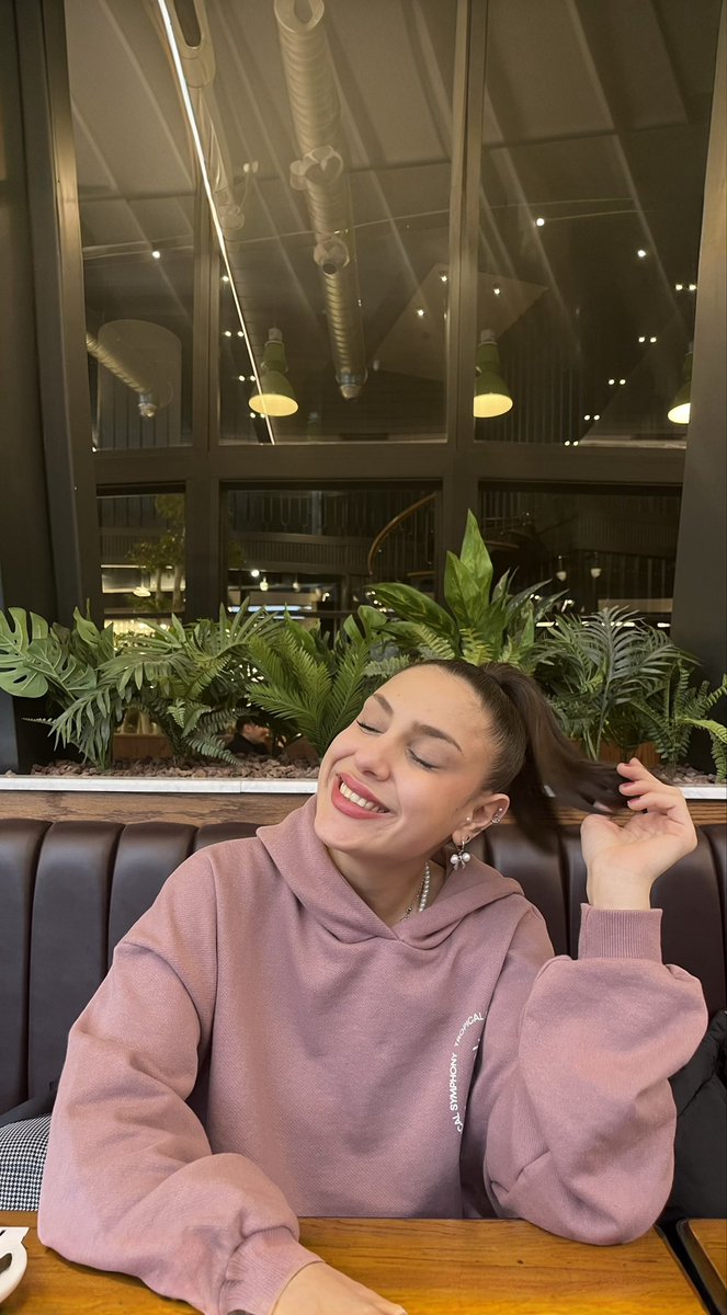 aleynadalmis's tweet photo. Benim doğal antidepresanım gülümsemek 😏 Bıraktım buraya 💅 https://t.co/TEu0rqD8eY