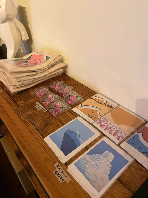 作品の設置完了!明日から1ヶ月間、中目黒のアート喫茶フライにて「芦沢ムネト イラスト展」スタートです。作品以外にもグッズ各種ございますので、是非ご覧ください。※お食事かドリンクの注文をお願いしております。生のキャンバスを体感して頂けたら幸いです。 #芦沢ムネトイラスト展 