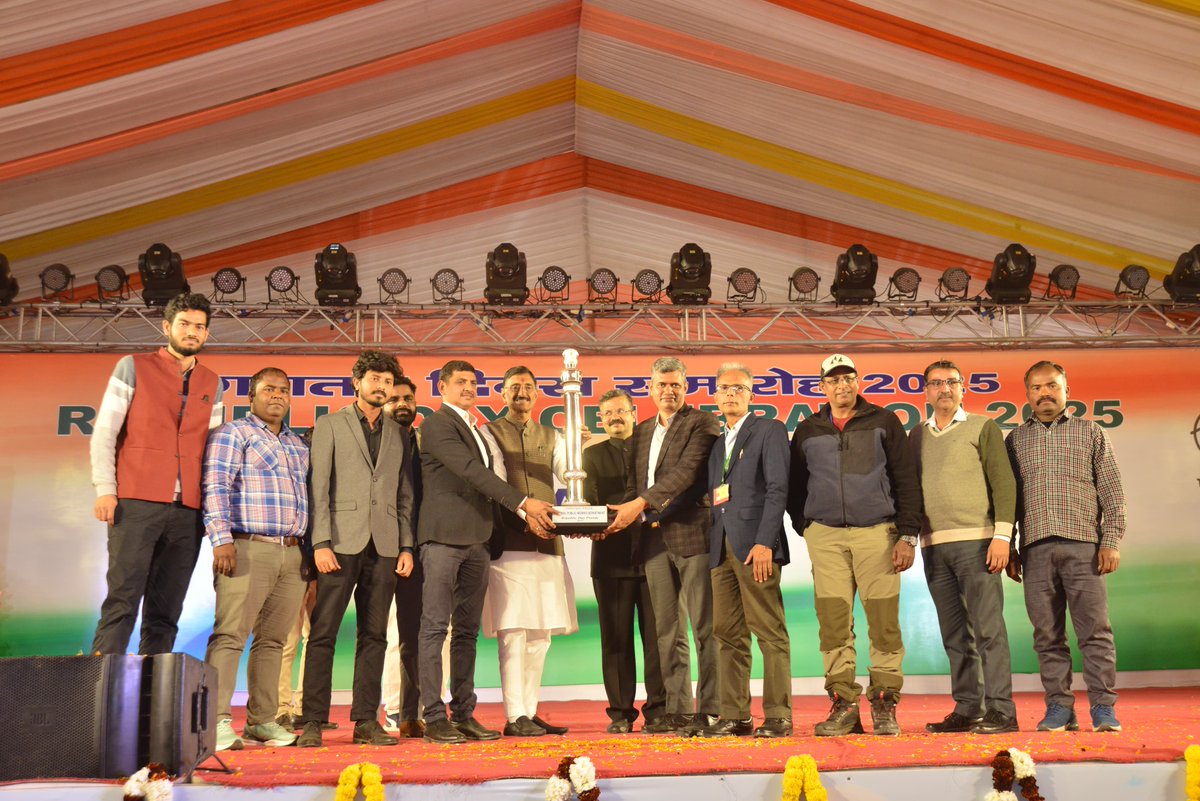 CPWDGOV's tweet photo. The Floral Tableau titled '75 Years of #ConstitutionOfIndia' showcased by #CPWD in the #RepublicDayCelebrations on 26th January, 2025 at Kartavya Path, New Delhi awarded Special Prize amongst Ministries/Departments of Govt. of India. https://t.co/1EhBOdLMej