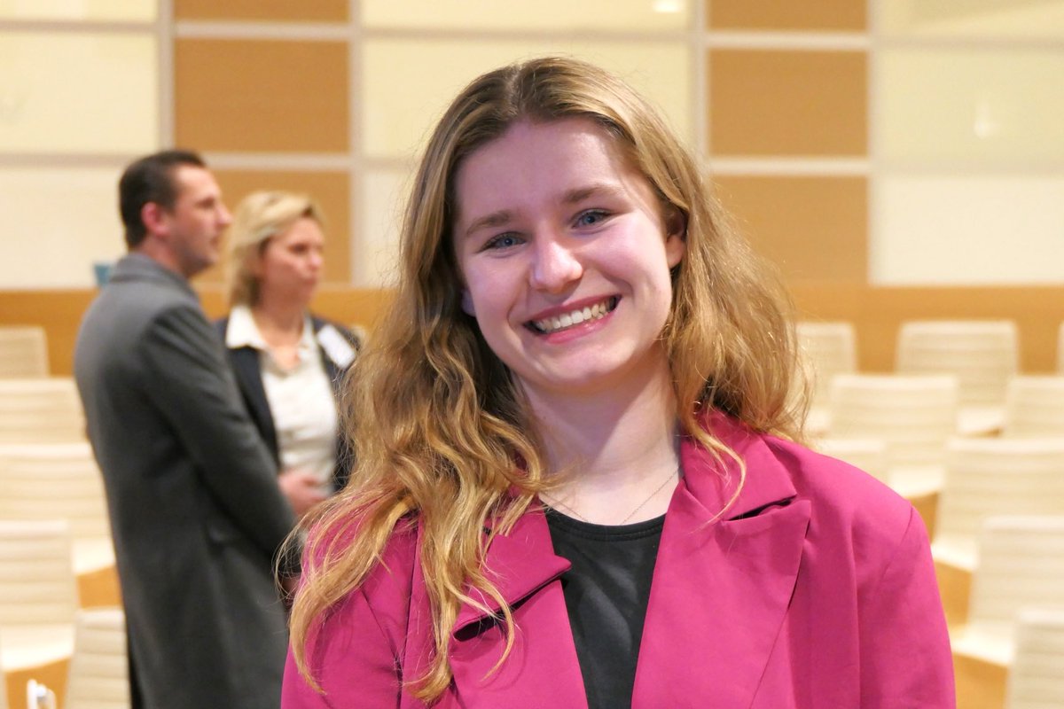 Vier commissieleden zijn beëdigd: Petra de Boer, Stadspartij-Beemster Polder Partij, Joyce van Houten, PVV en Mike Hillegers, Kimberley Provoost en Robin van Hulst voor Forum voor Democratie. Amber van der Meeren is benoemd als commissievoorzitter. Foto’s Weidevenner.nl