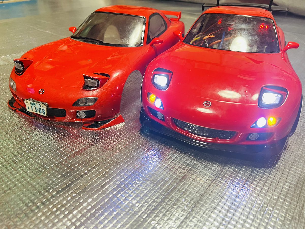 orizingiratina's tweet photo. ラジコンのボディかなりボロボロになってきてたから
乗り換え(再作成)した
エンブレムとか以外はシール使わないよう
努力したが……
近々同時期に作成してたボディもアップします〜
#タミヤRX7
#YD2 https://t.co/VfJDajEwG5