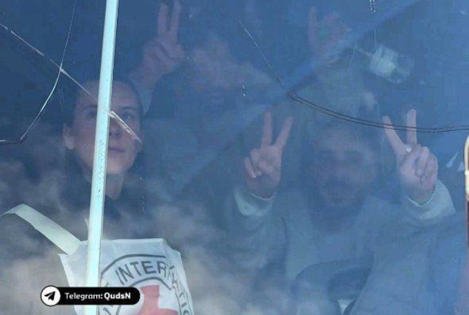 PalestineChron's tweet image. Hamas announces the release of 3 elderly &amp;amp; sick Israeli prisoners on Saturday in the 4th Gaza ceasefire swap. Israel will free 90 Palestinian prisoners. Families of detainees criticize Netanyahu’s handling of the deal as the fragile truce holds.
#GazaCeasefire #PrisonerExchange