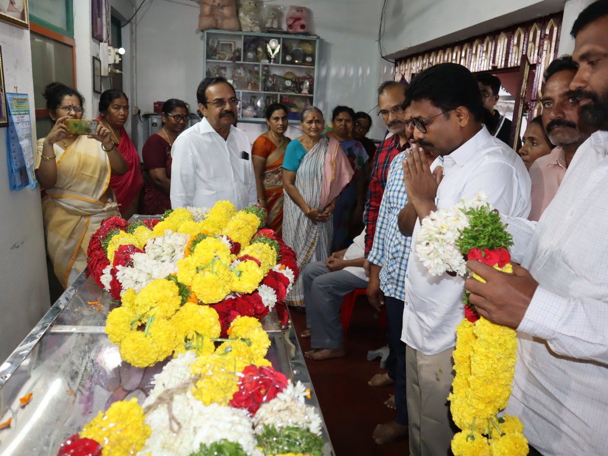 AudimulapSuresh's tweet photo. సింగరాయకొండ మండలం మూలగుంటపాడు లో వ్యాయామ ఉపాధ్యాయులు కీ.శే. బండి కోటేశ్వరరావు గారి పార్థీవ దేహమునకు నివాళులు అర్పించిన మాజీ మంత్రివర్యులు, వైయస్ఆర్ సీపీ PAC సభ్యులు, కొండేపి నియోజకవర్గ ఇంఛార్జి డాక్టర్ ఆదిమూలపు సురేష్ గారు
#PayingTributes
#TeamAudimulapuSuresh
#KondapiYSRCP https://t.co/QyfVhvtTTF
