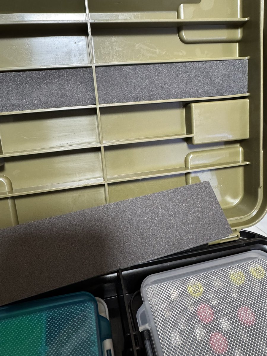 ss_ryohei's tweet photo. 100均の10mm厚のタックルケースシートを7055nの内側にはめ込んでジグヘッド一時保管場所にした😌
#アジング https://t.co/z3c0mc2bAR