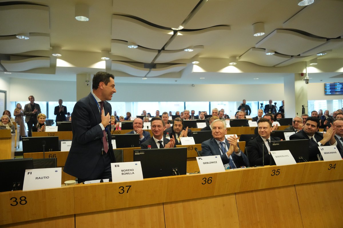 Juanma Moreno (@juanma_moreno) on Twitter photo 🇪🇺 ¡Muy agradecido a mis compañeros del <a href="/EPP_CoR/">EPP Group CoR</a> por haberme designado candidato a presidir el Comité de las Regiones!
#Andalucía tiene un peso importante en Europa y para mí es un orgullo y un honor.
Construyamos juntos el futuro desde las regiones.
Thank you for your trust! 🇪🇺 ¡Muy agradecido a mis compañeros del <a href="/EPP_CoR/">EPP Group CoR</a> por haberme designado candidato a presidir el Comité de las Regiones!
#Andalucía tiene un peso importante en Europa y para mí es un orgullo y un honor.
Construyamos juntos el futuro desde las regiones.
Thank you for your trust!