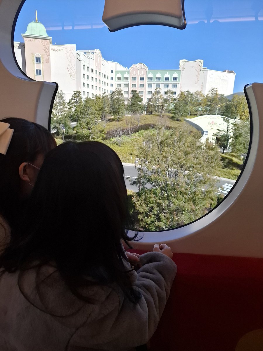 jin11pan's tweet photo. 姪っ子の誕生日ディズニーでした🎉
今年も無事にお祝いできて良かった㊗️
ミッキーに会った後に好きになったっぽくてオタクとしては嬉しい✌️
母も喜んでたので連れて行けて良かった🥰 https://t.co/hCYq6gowYR