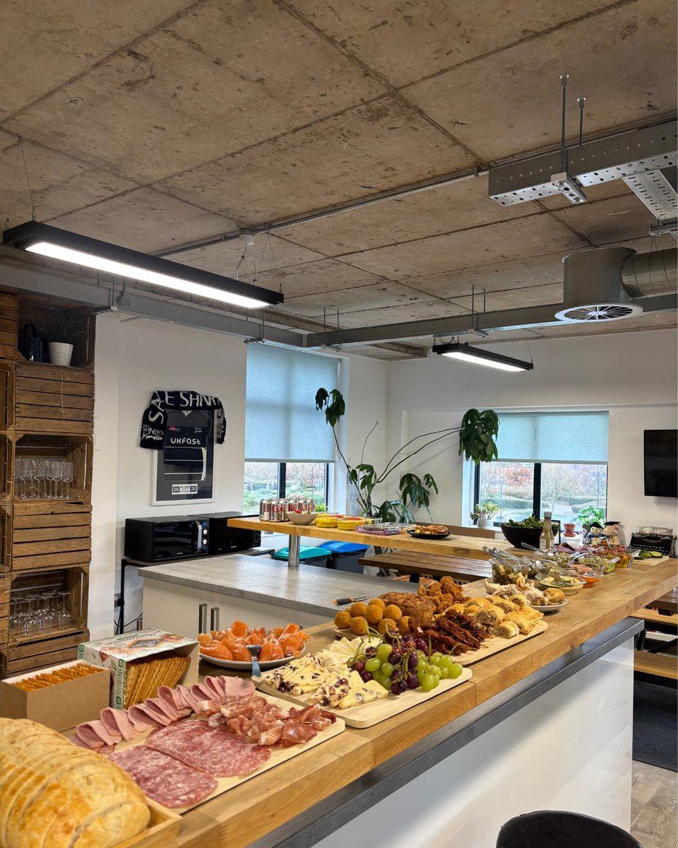 nobraineragency's tweet photo. Team lunch time again - and it did not disappoint 🥗

Great food, great company and some exciting business updates. Plus, a big congrats to Abbie for winning January’s Make a Difference award - so well deserved! ✨

#TeamLunch #MarketingAgency https://t.co/8bXzuje19v