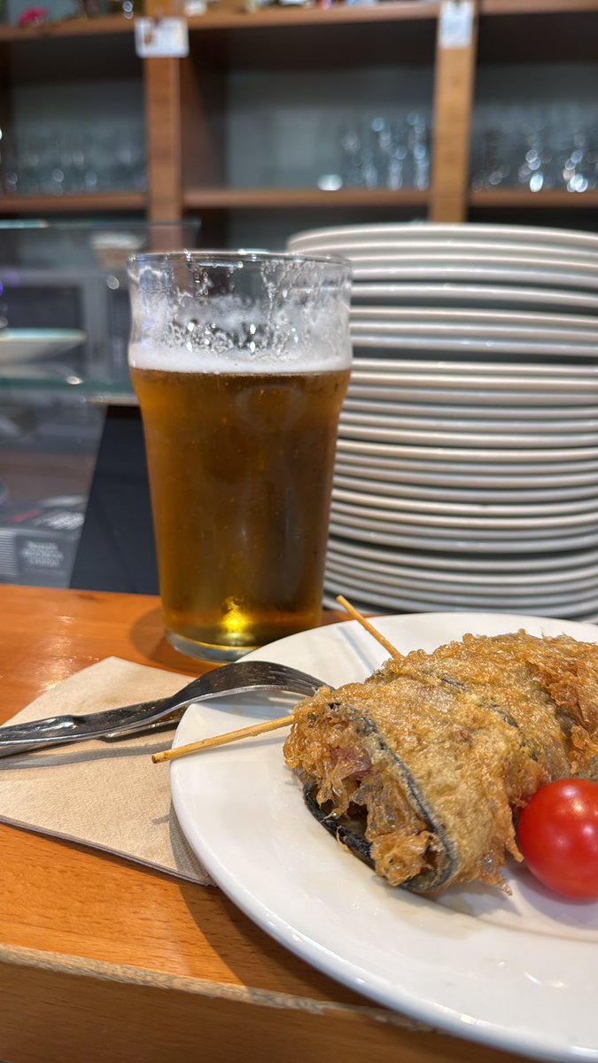 Bacon con mozzarella y pimientos asados envuelto en Calabacín (es la parte sana). 
Frito. 
Tomate cherry, para sumarle verdura.