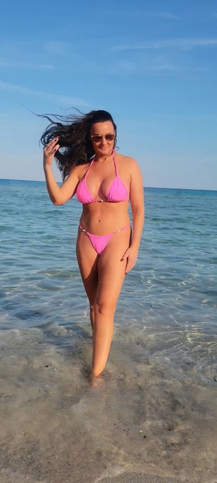 Watch FitLakeMomma 🦋 6️⃣7️⃣K's leaked NSFW photo on TwXstars