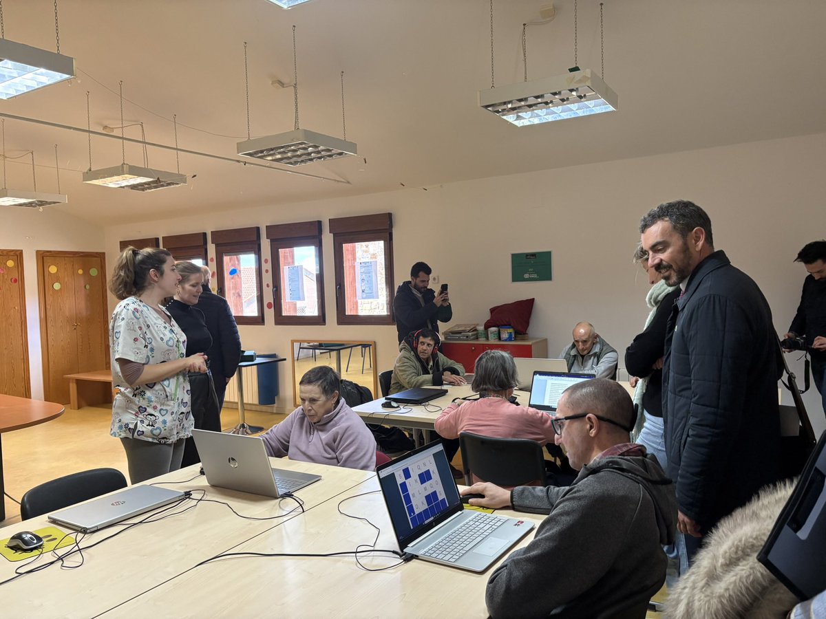 Muchas gracias consejera <a href="/adavimu/">Ana Davila</a> por tu visita de ayer y compartir la mañana con los residentes de la ResHogar San Roque. Gracias tb Alejandra Serrano <a href="/Alejandrasf7/">Alejandra Serrano</a> D.G de Atención a Personas con Discapacidad y Oscar Álvarez, D.G de Atención al Mayor 
#Discapacidad intelectual