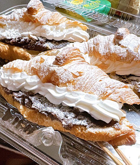 コストコの新商品「アンホイップクロワッサン」を食べたんだけどこれは凄い。
上げ底や断面だけ多く見せる昨今の食べ物と違って
「あんこドオオオン!!!!」
「ホイップドォオオオオオン!!!!」
「はみ出す!?知るか!!押し込め!!!」
とパワーで押し切る作りで最高。
あと純粋に美味い。 