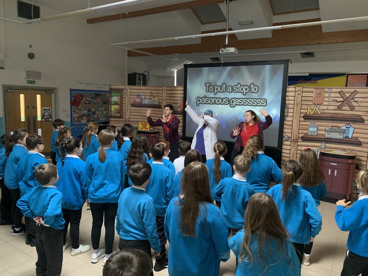 Our Tîm Elkington and CYG pupils had a fantastic morning watching ‘Abbie Ayre and the Shed of Science’ this week. Huge thanks to @theatrepie for an entertaining, informative and interactive show about air quality and sustainable travel! 😀👏
