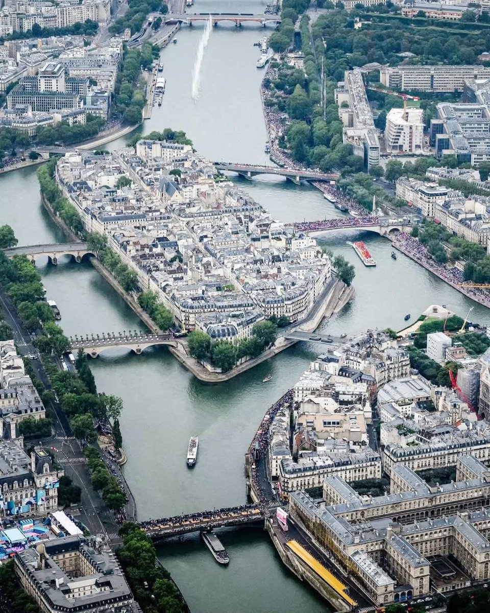 parisvisites's tweet photo. L’île Saint-Louis comme on ne la voit jamais : de haut !
https://t.co/lEYcJwOCj4 https://t.co/iLaBs5j3cl