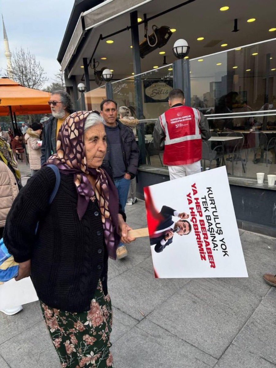 🔴

Ekrem #İmamoğlu'na destek için adliyeye gelen yaşlı bir kadının pankartı:

"Kurtuluş yok tek başına;
Ya hep beraber ya hepimiz"
