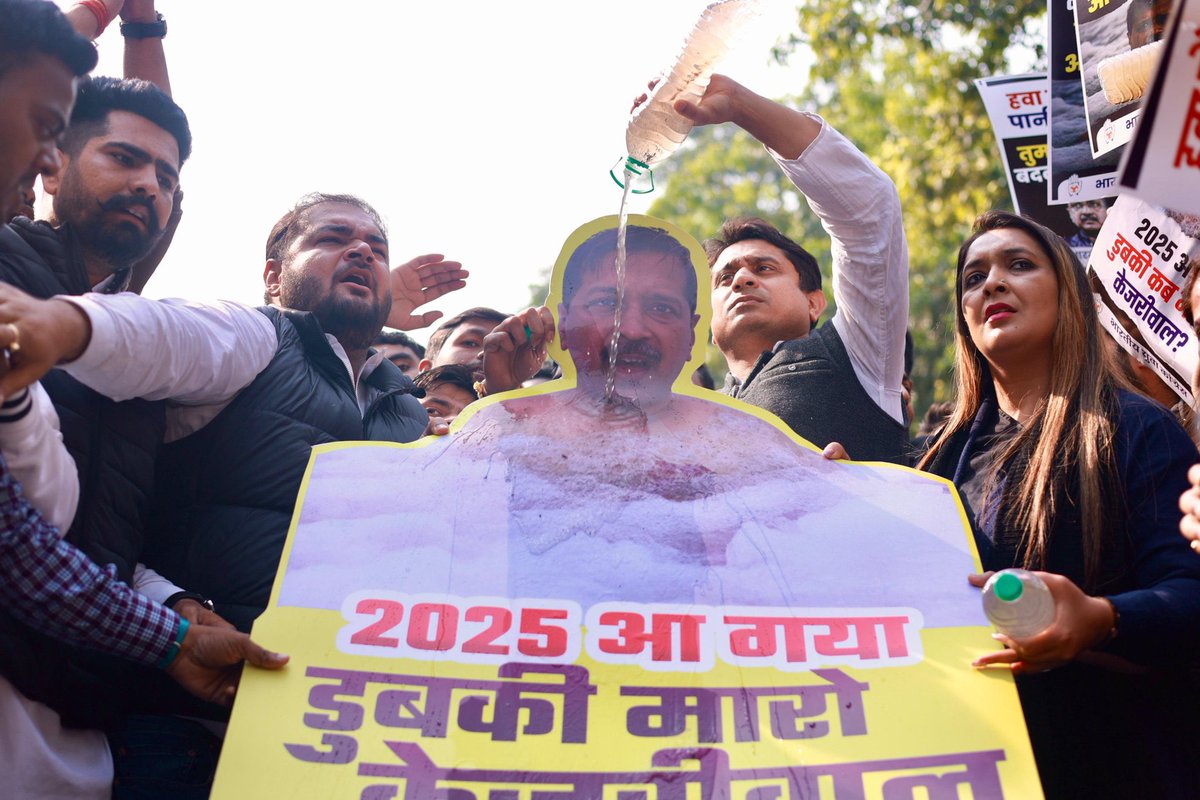 DelhiPYC's tweet photo. 🚨 केजरीवाल के आवास के बाहर IYC का #FlashProtest
2025 आ गया, और दिल्ली चुनाव भी..
आखिर यमुना में डुबकी कब लगाएंगे केजरीवाल जी⁉️
अरविंद केजरीवाल की वादाखिलाफी के खिलाफ IYC अध्यक्ष श्री @UdayBhanuIYC के नेतृत्व में IYC का विशाल विरोध प्रदर्शन! 🔥 https://t.co/1s8zMIdKrd