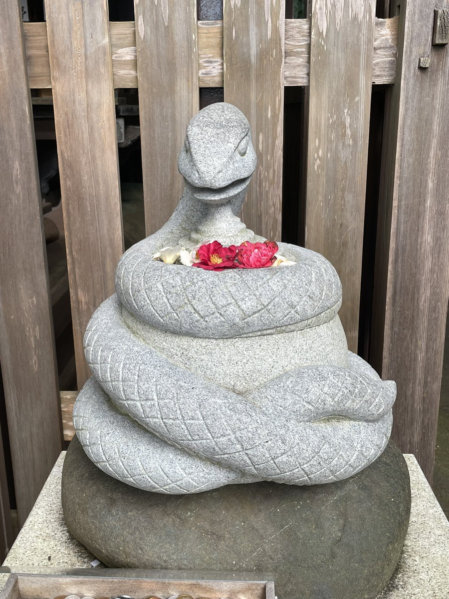 sagagrace1's tweet photo. スタッフです♪
初詣で今年の干支の“巳”が狛犬ならぬ狛巳かある大豊神社に行きました。
可愛い巳🐍おみくじを選ぶと“大吉”でした。良い年になりますように〜
#大豊神社
#京都
#京都市
#京都市左京区
#巳年
#大吉
#巳
#嵯峨グレースホテル
#嵐山
#嵯峨嵐山
#おみくじ
#2025newyear https://t.co/gdkLDaeik7